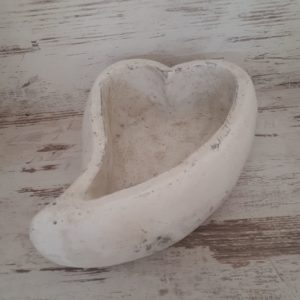 Hajlított fehér szív alakú kaspó