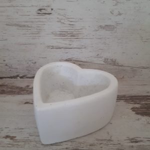 Fehér szív alakú kaspó