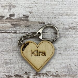 Női neves fa kulcstartó / K