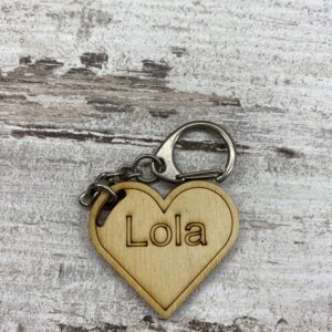 Női neves fa kulcstartó / L